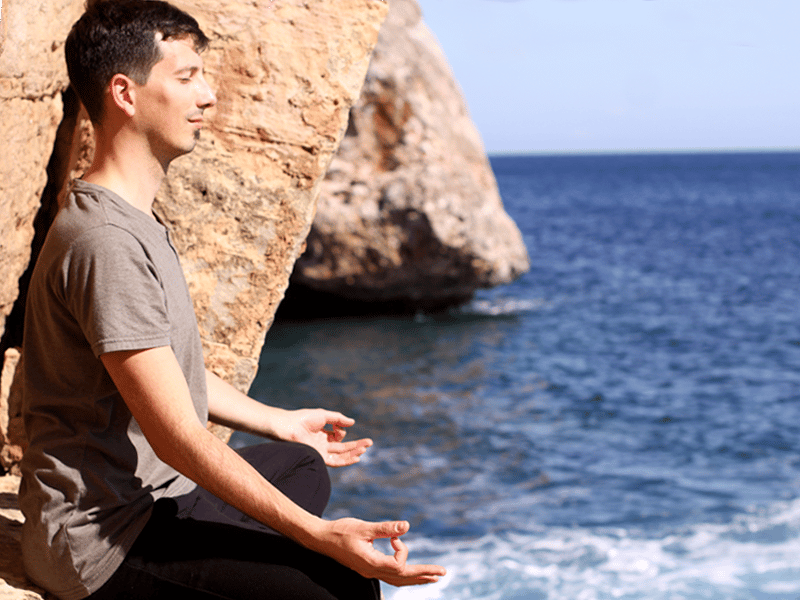 Gonzalo Bolla meditando en Mallorca. Cómo aliviar la ansiedad en adultos.